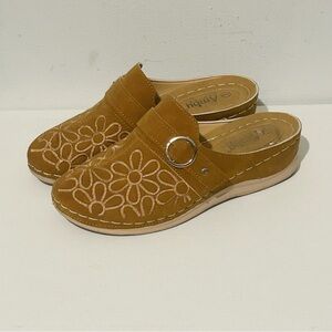 Boho Slip-On Mules with Floral Embroidery - Tan